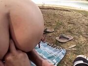 Esibizionista si sega in spiaggia e lei lo fa venire