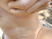 Coppia che piscia all aperto