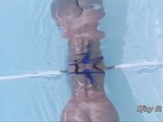Nuda in piscina una ficheta molto sf1ziosa