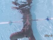 Nuda in piscina una ficheta molto sf1ziosa