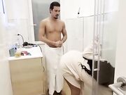 Mi scopo in bagno l'amico di mia figlia