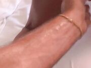 si fa spaccare la figa con dildo gigante