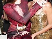 Annalisa ed Elodie in un bacio appassionato