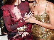 Annalisa ed Elodie in un bacio appassionato