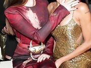 Annalisa ed Elodie in un bacio appassionato