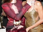 Annalisa ed Elodie in un bacio appassionato