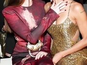 Annalisa ed Elodie in un bacio appassionato