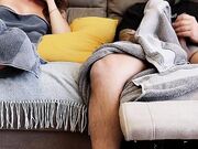 Sorprende il coinquilino segarsi e glielo succhia