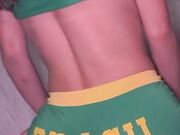 L'amica brasiliana si masturba e gode col dildo