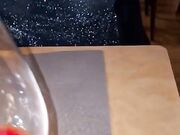 Moglie si sditalina a cena al ristorante