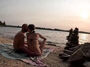 In riva al mare pompino con sborrata in bocca