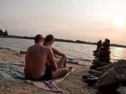 In riva al mare pompino con sborrata in bocca