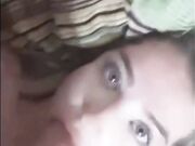 GIOVANE ITALIANA GOLA PROFONDA, LO SPINGE FINO IN FONDO