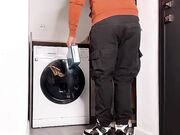 Casalinga scopata sulla lavatrice dall'idraulico