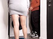 Casalinga scopata sulla lavatrice dall'idraulico