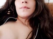 Con le tette di fuori in live