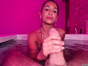 Il cornuto chiama mentre lo sta succhiando all'amante