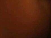 Prima di uscire lei si prepara e mostra