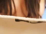 Prima di uscire lei si prepara e mostra