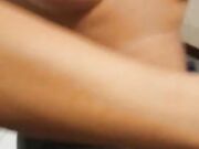 Prima di uscire lei si prepara e mostra