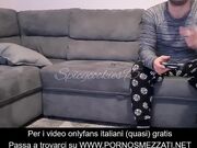 Lo stuzzica mentre gioca alla play