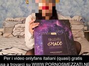 si masturba con i sex toys del caldendario dell'avvento