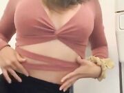 Moracciona nel bagno dell'aereo si spoglia nuda