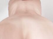 Ditalino sul divano Milf italiana