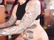 Rossa italiana tatuata si masturba e squirta in cam