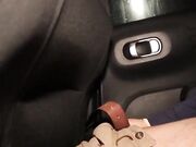 Moglie sega due ragazzi in auto e si fa scopare