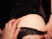 Moglie sega due ragazzi in auto e si fa scopare