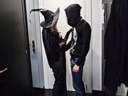 Il dolcetto di Halloween te lo do nella fica