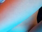 Milf con fica pelosa si spalma d'olio e si tocca