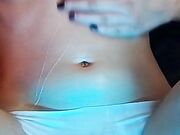 Milf con fica pelosa si spalma d'olio e si tocca