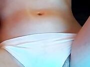 Milf con fica pelosa si spalma d'olio e si tocca