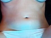 Milf con fica pelosa si spalma d'olio e si tocca