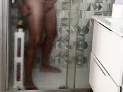 Spycam beccato a masturbarsi in doccia