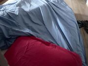 Telecamera nascosta riprende masturbazione a letto