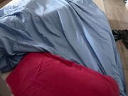 Telecamera nascosta riprende masturbazione a letto