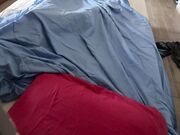 Telecamera nascosta riprende masturbazione a letto