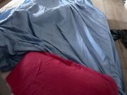 Telecamera nascosta riprende masturbazione a letto