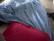 Telecamera nascosta riprende masturbazione a letto