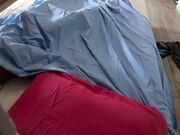 Telecamera nascosta riprende masturbazione a letto