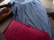 Telecamera nascosta riprende masturbazione a letto