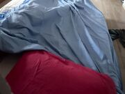 Telecamera nascosta riprende masturbazione a letto