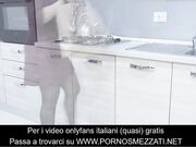 troia si masturba in  cucina