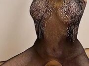 Da sola cavalcando dildo sul pavimento