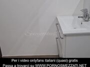 sveltina nel bagno dei nostri amici