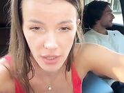 Pompino e masturbazione anale in auto