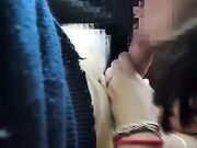 Pompino in auto in camporella